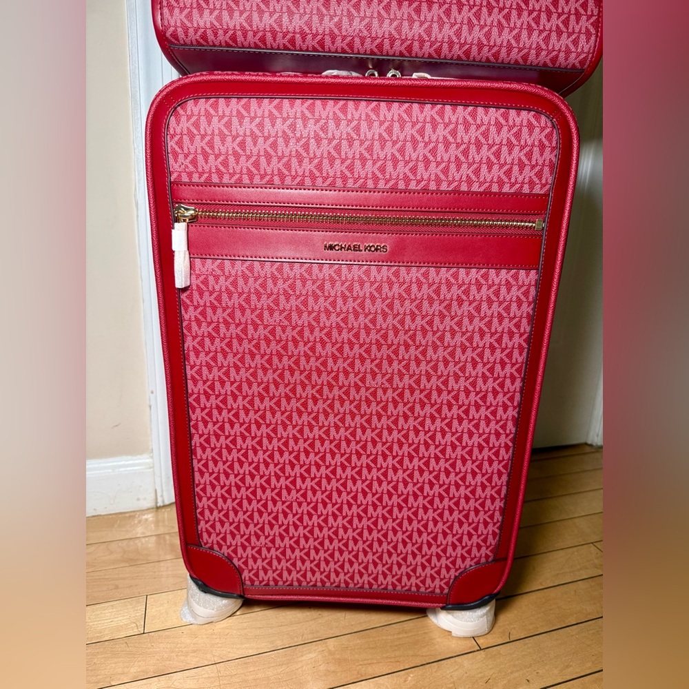 Michael Kors Cherry travel set - Picture 4 of 14